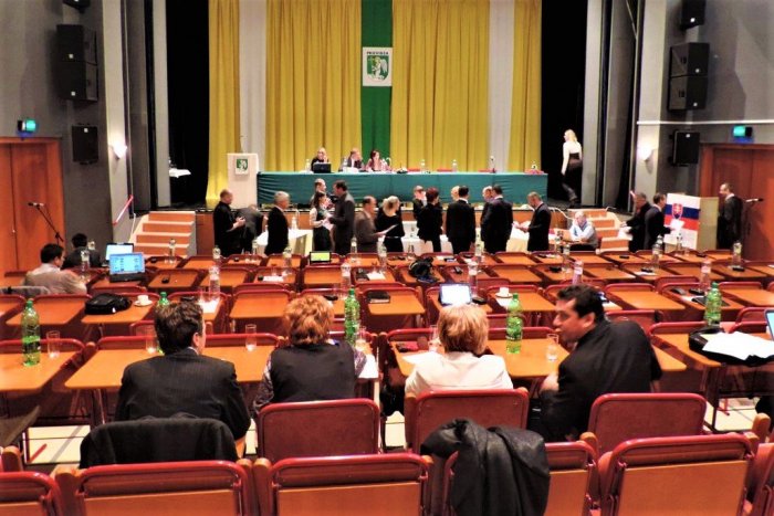 Ilustračný obrázok k článku Prievidzské zastupiteľstvo má nového poslanca: Vracia sa známa tvár