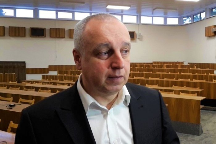 Ilustračný obrázok k článku Koronavírus má už aj primátor! Karol Janas informuje o priebehu choroby