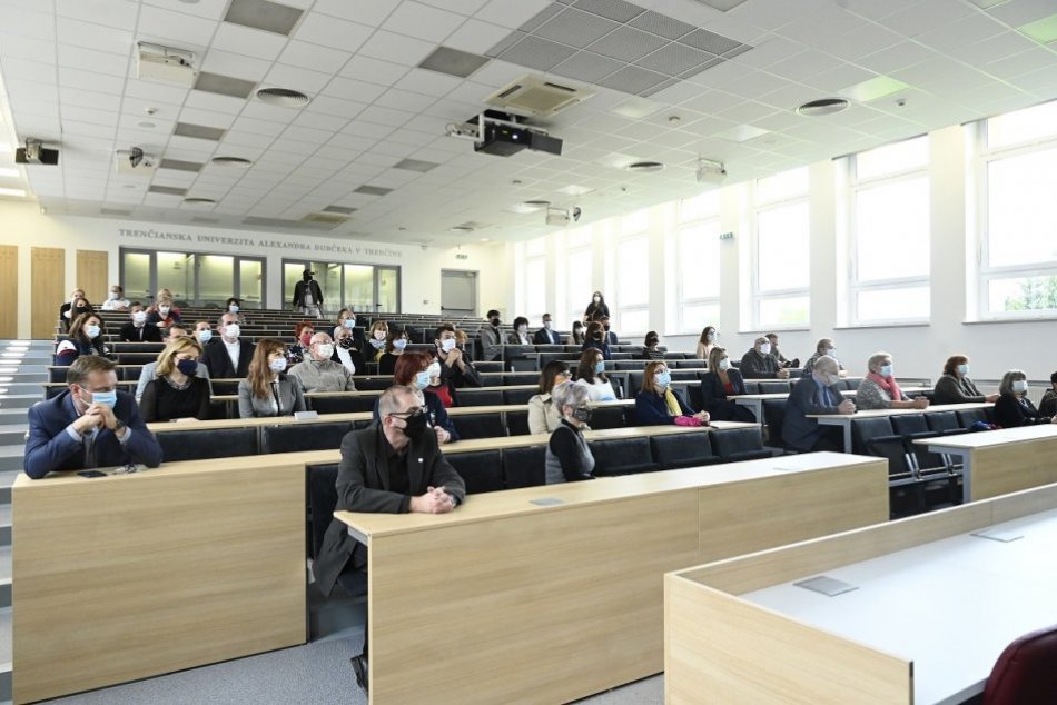 Ilustračný obrázok k článku Dištančné vzdelávanie na Trenčianskej univerzite: Letný semester sa začne online