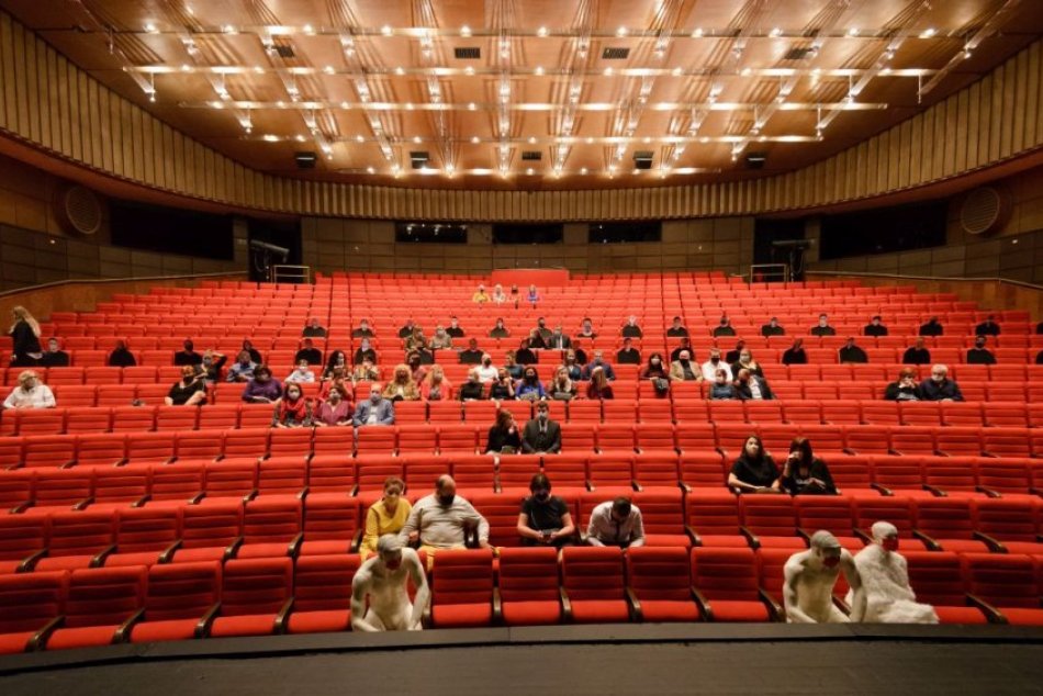 Ilustračný obrázok k článku DAB muselo do programu pridať ďalšie inscenácie: Prekvapil ho divácky záujem