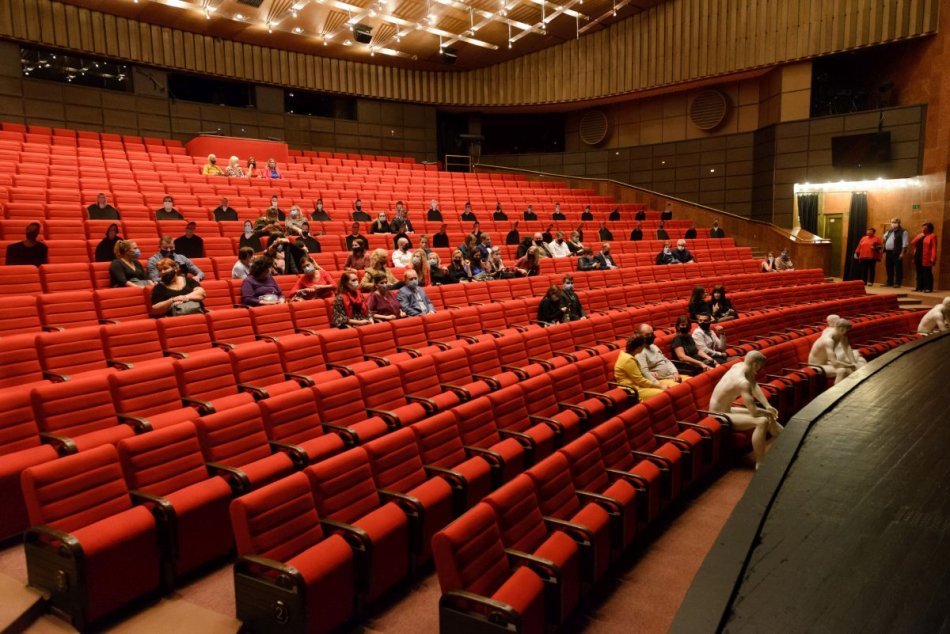 Ilustračný obrázok k článku Skvelý nápad! Hľadisko DAB nezíva prázdnotou, zaplnili ho netradiční diváci