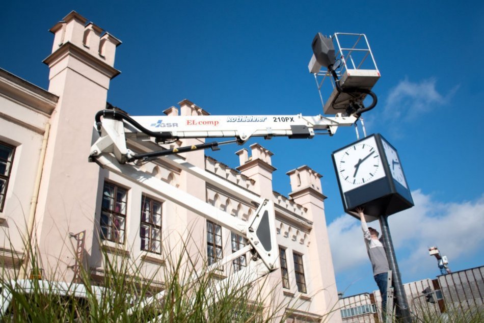 Ilustračný obrázok k článku Pred tržnicu postavili po roku nové hodiny: Ukazujú čas, dátum aj teplotu, FOTO