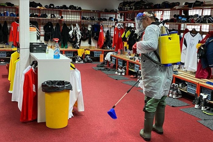 Ilustračný obrázok k článku Hokejový klub nenechal nič na náhodu: Vydezinfikoval priestory štadióna