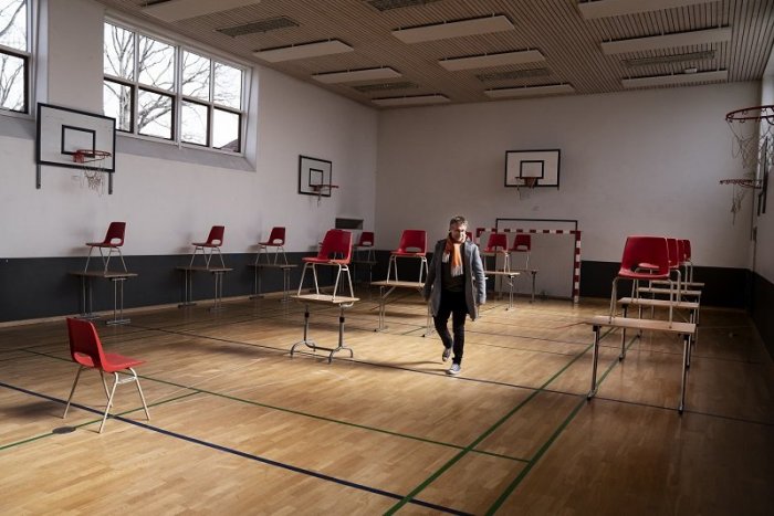 Ilustračný obrázok k článku Podrobný PREHĽAD: Koronavírus zatvoril školy a triedy po celom Banskobystrickom kraji