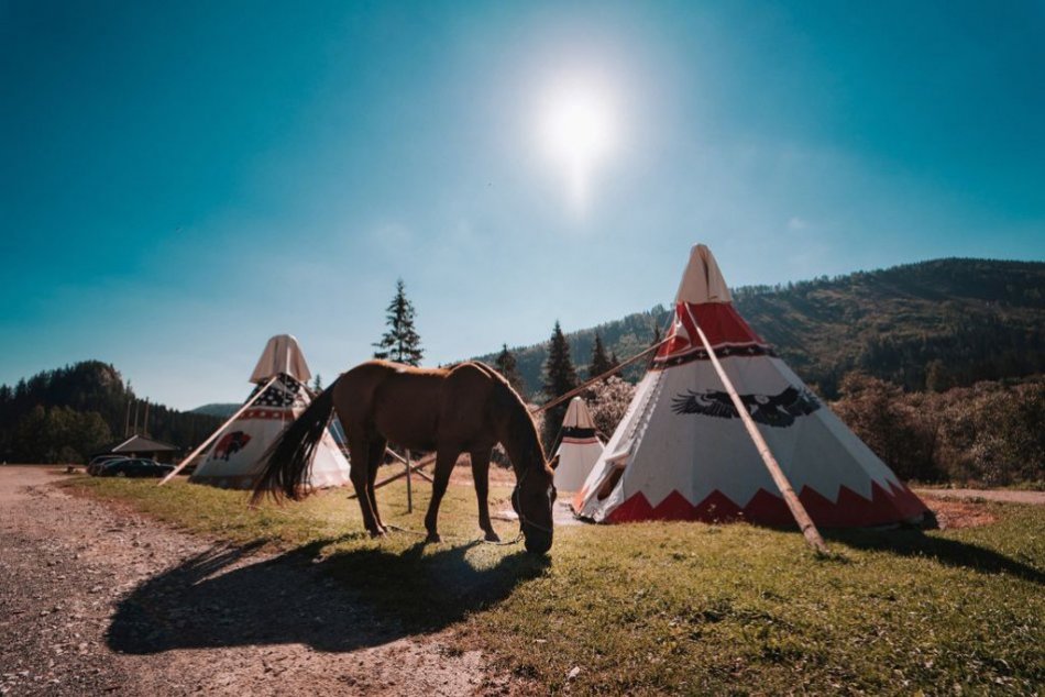 Ilustračný obrázok k článku Na sene, v sude, v kaštieli, v indiánskom teepee? Vyspite sa na netradičných miestach, FOTO