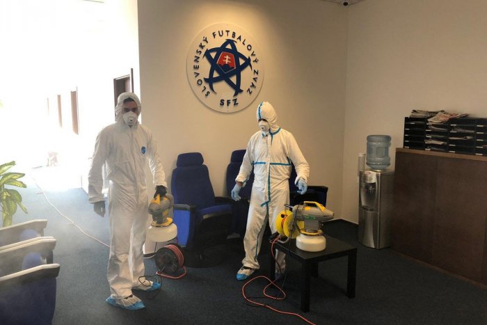 Ilustračný obrázok k článku Dezinfekcia futbalového zväzu je v plnom prúde: Do sídla nabehli takýto páni!