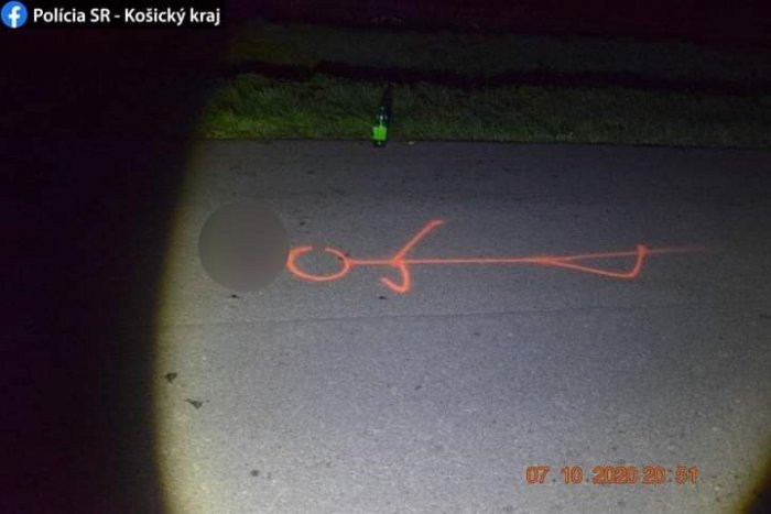 Ilustračný obrázok k článku Muža ležiaceho na ceste prešlo auto. Vodič pokračoval v jazde!