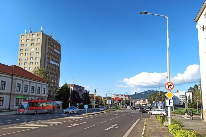 Ilustračný obrázok k článku Výtlky aj poškodené lavičky: Obyvatelia poslali na radnicu viac ako sto podnetov