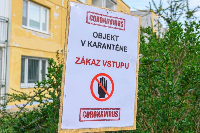 Ilustračný obrázok k článku Celé bytovky v karanténe, ulicu obmedzili: Ľudí bude strážiť polícia
