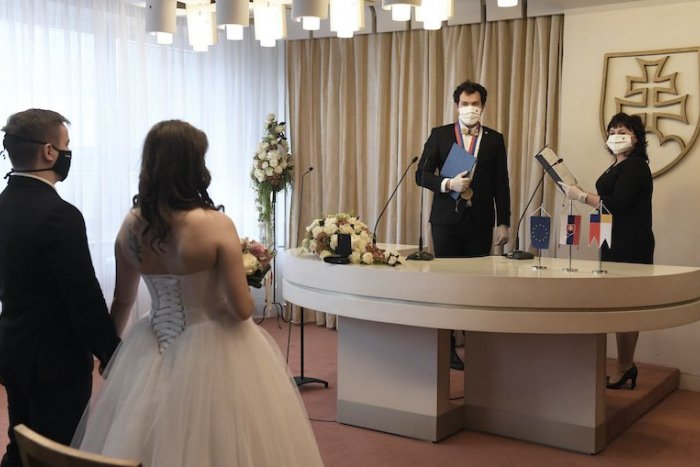 Ilustračný obrázok k článku Opatrenia v Prievidzi: Takto to bude fungovať pri sobášoch a pohreboch