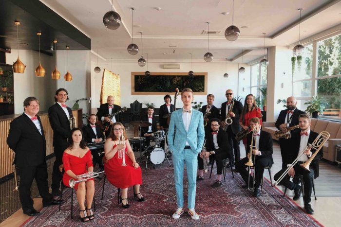 Ilustračný obrázok k článku Spevák z Nitry vám zlepší náladu: Jeho nový HIT vzdáva hold hudbe rokov minulých