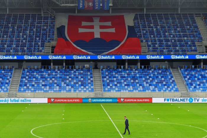 Ilustračný obrázok k článku Opatrenia COVID-19 v ŠPORTE: Smelý plán vo futbalovej lige! Dotiahnu do hľadísk divákov?