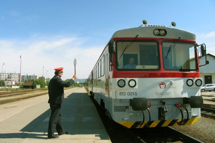 Ilustračný obrázok k článku Modernizácia železnice Prievidza – Jelšovce: Opravovať chcú aj stanice na trati