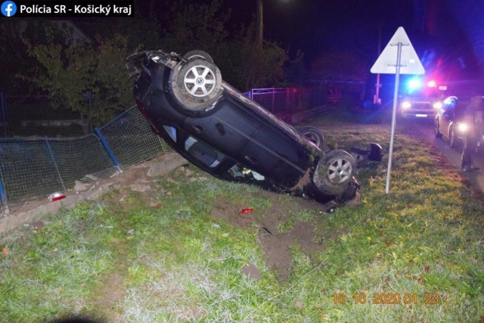 Ilustračný obrázok k článku Michalovčan narazil do stĺpa a skončil s autom na streche, FOTO