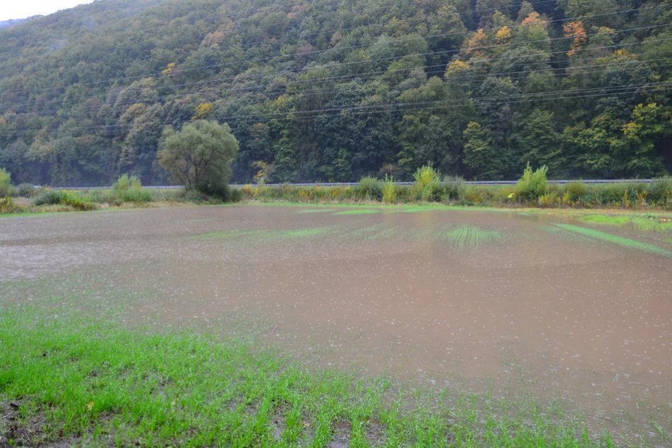 Ilustračný obrázok k článku Hron pri Žiari naberá na sile, hladina je stále vyššie: AKTUÁLNE zábery