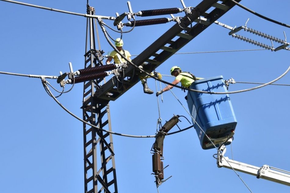 Ilustračný obrázok k článku PREHĽAD augustových odstávok v Bystrici: Kedy a komu nepôjde elektrina?