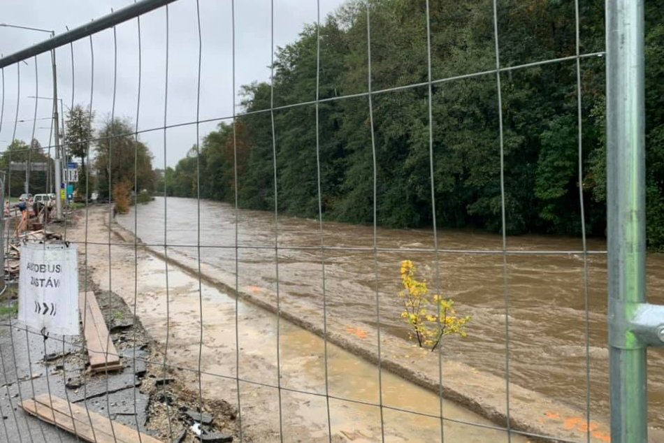 Ilustračný obrázok k článku Hladina Hrona stúpa. Nosko: Situácia sa na niektorých miestach už komplikuje, FOTO