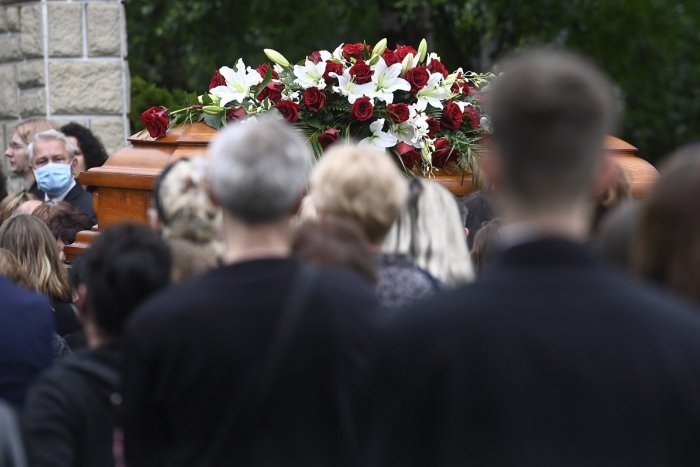 Ilustračný obrázok k článku Hygienici o COVID-19: V dedinách pri Prievidzi sa mal rozšíriť aj na pohreboch