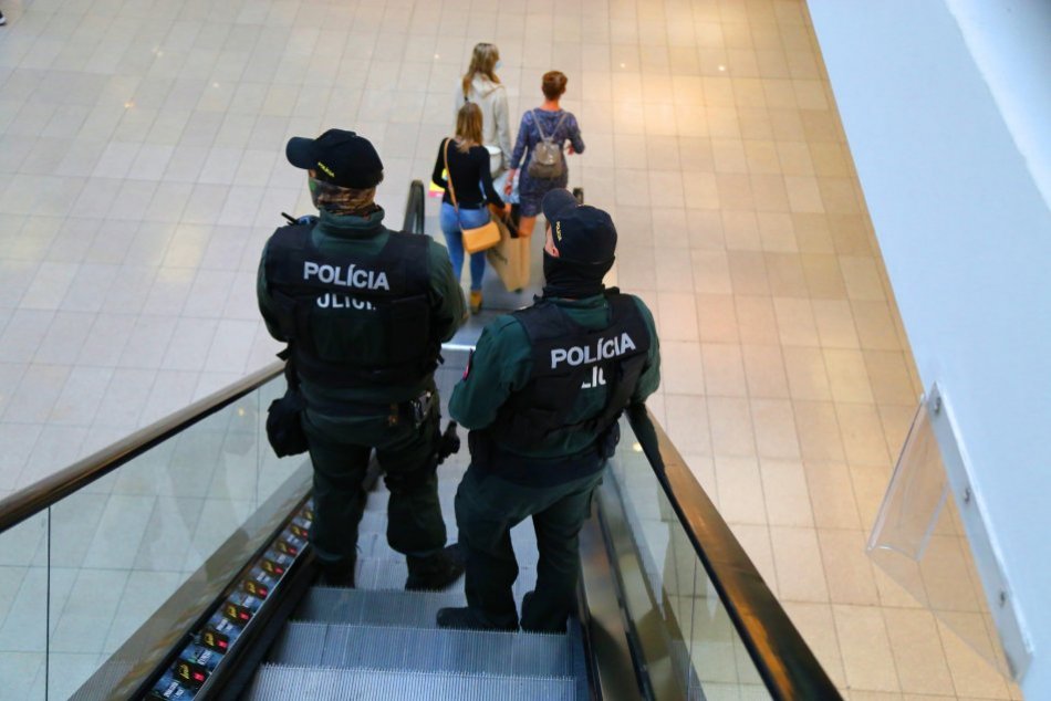 Ilustračný obrázok k článku Polícia bude kontrolovať nosenie rúšok. Kedy vám reálne hrozí pokuta?