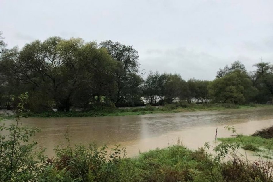 Ilustračný obrázok k článku Neďaleko Zvolena je už voda mimo koryta: Vyliali sa Rybný potok aj rieka Slatina