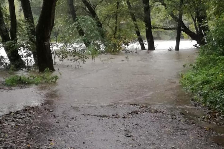 Ilustračný obrázok k článku Cesta medzi Kysakom a Veľkou Lodinou je naďalej neprejazdná, kraj ráta škody, FOTO