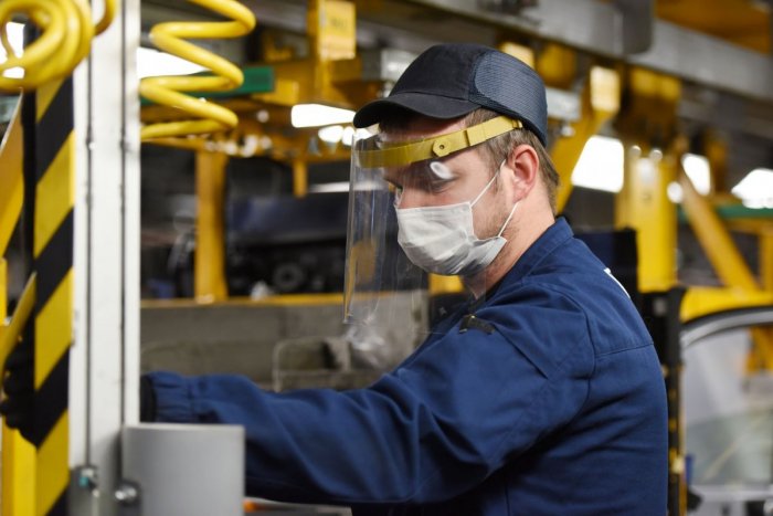 Ilustračný obrázok k článku Ste pracujúci a nakazili ste sa koronavírusom? Môžete dostať úrazový PRÍPLATOK!