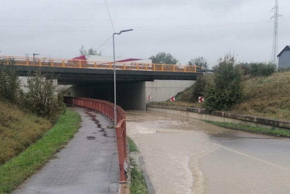Ilustračný obrázok k článku Cesta blízko Považskej je pod vodou: Zaplavilo podjazd, FOTO