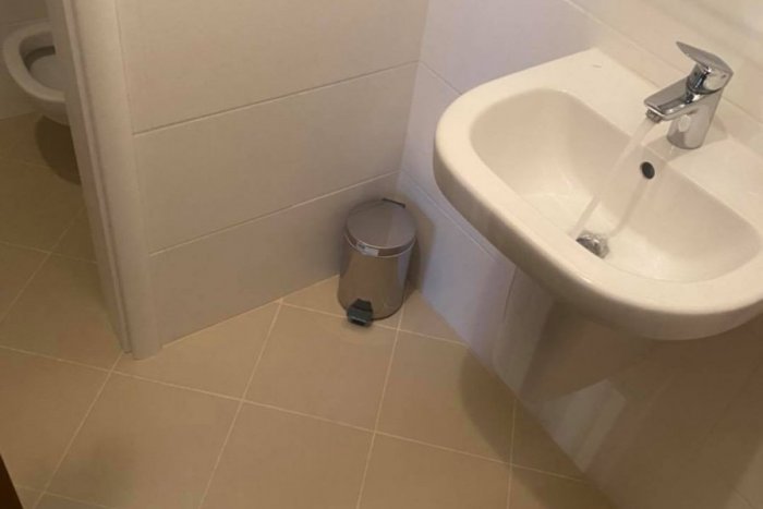 Ilustračný obrázok k článku Do kauzy "parlamentný bufet" vstupuje Kollár: Poslanci budú mať len pitnú vodu na záchode!