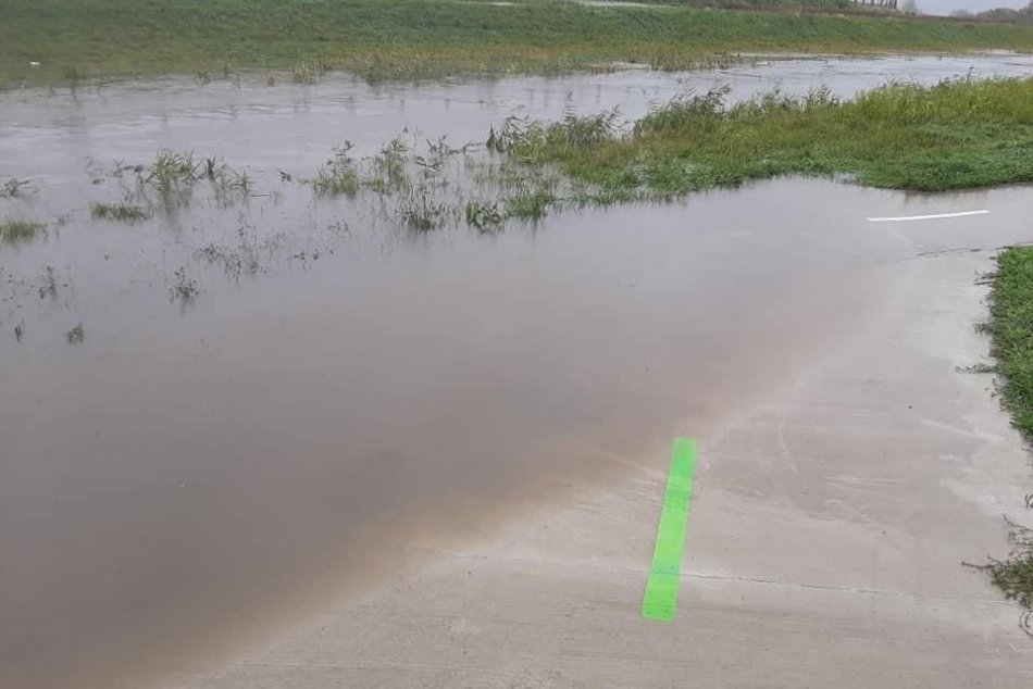 Ilustračný obrázok k článku FOTO: Aj v Bratislave a okolí sa vylieva voda. Živel zaplavil viaceré ulice aj časť cyklotrasy