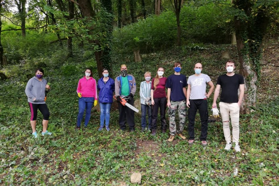 Ilustračný obrázok k článku Nemohli sa na to viac pozerať: Dobrovoľníci sa vrhli na pamiatku v Považskej