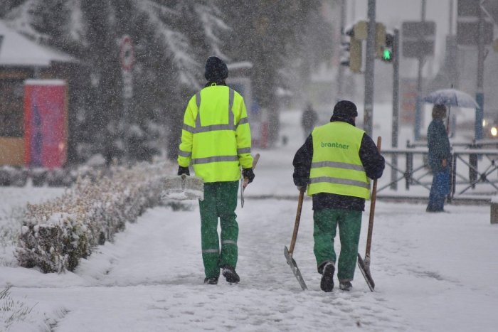 Ilustračný obrázok k článku Mestu sa prihlásilo 6 pomocníkov na zimnú údržbu: Zatiaľ ich do práce nezapojilo