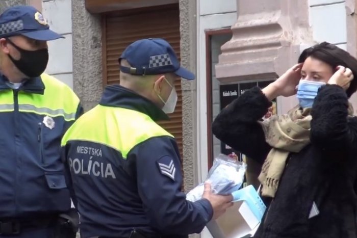 Ilustračný obrázok k článku Nemáte rúško na tvári? Polícia vás zatiaľ slušne upozorní, hrozí však aj TUČNÁ pokuta!