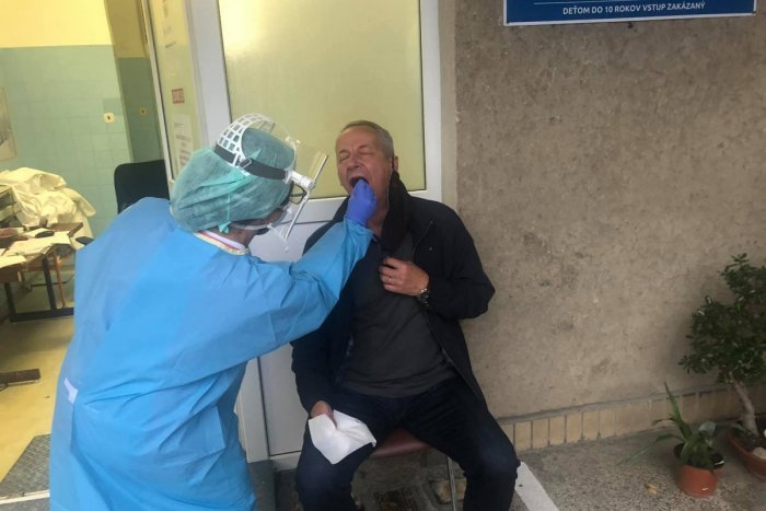 Ilustračný obrázok k článku Noska testovali na COVID-19: S rodinou ide do karantény