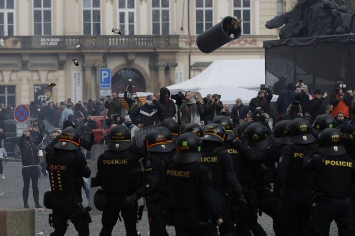 Ilustračný obrázok k článku Ďalší protest proti pandemickým opatreniam: Zasahovali tisíce policajtov, hlásia zranených