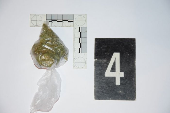 Ilustračný obrázok k článku Domové prehliadky v okrese Poprad: Traja tridsiatnici už čelia obvineniu kvôli drogám!