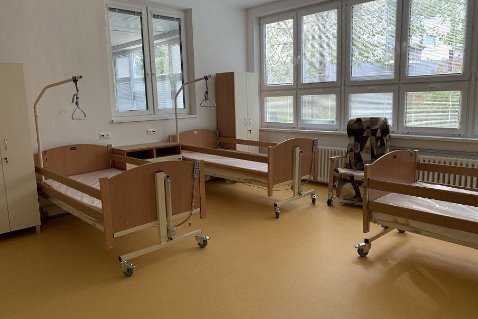 Ilustračný obrázok k článku Nové kamery, nábytok či postele: Pre seniorov pribudnú v Bystrici aj desiatky miest