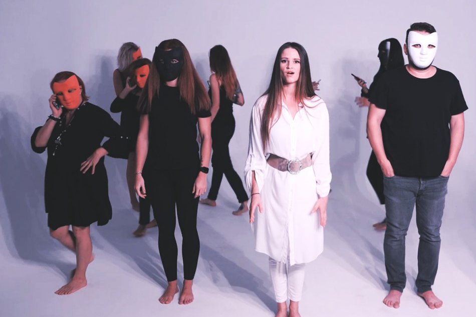 Ilustračný obrázok k článku Novinka Dominiky Titkovej chytí za srdce: Reaguje na "hrdinov" zo sociálnych sietí