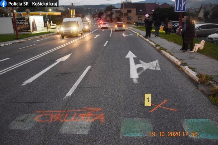 Ilustračný obrázok k článku Vážna nehoda na Elektrárenskej ulici: Dievčatko s bicyklom zrazilo auto na priechode