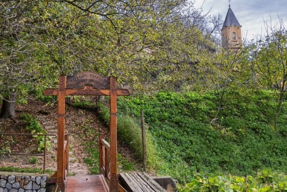 Ilustračný obrázok k článku Dažde sa postarali o krásne divadlo: Hrhovský vodopád v plnej paráde, FOTO