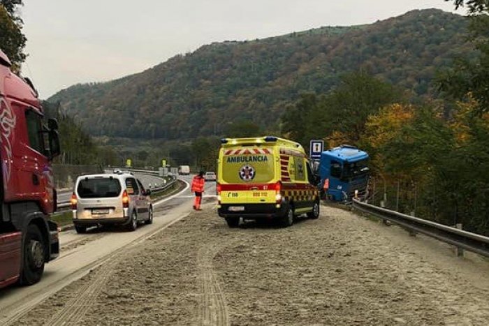 Ilustračný obrázok k článku Opitý kamionista na R2 to napálil do zvodidiel: TAKTO zdemoloval nákladiak! FOTO