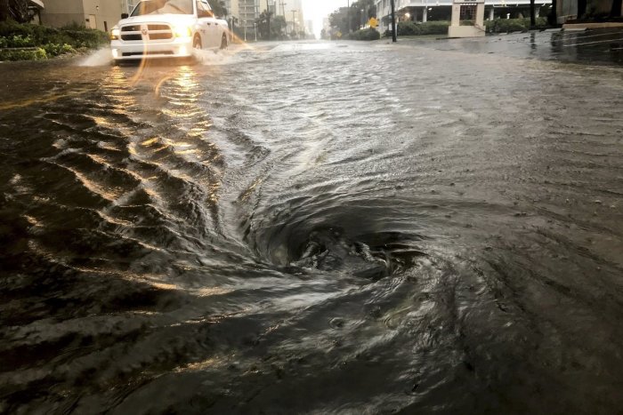 Ilustračný obrázok k článku Na prievidzských cestách by už voda stáť nemala: Pustili sa do práce