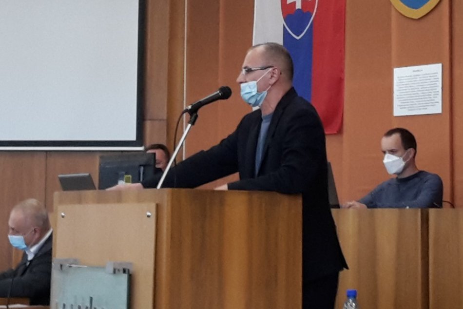 Ilustračný obrázok k článku Poslanci to schválili: Hlavný kontrolór Považskej Bystrice dostane ODMENU