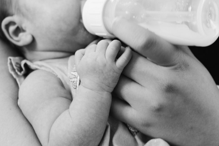 Ilustračný obrázok k článku Šokujúce zistenie vedcov: Deti pri pití z fliaš prijímajú milióny mikroplastov!