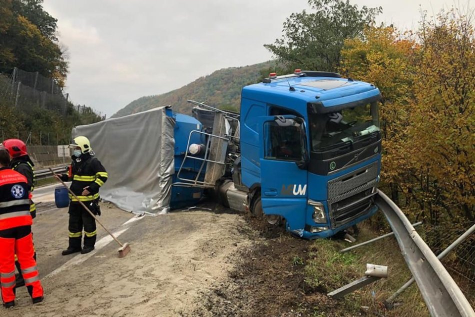 Ilustračný obrázok k článku Pri Zvolene sa prevrátil kamión s prívesom: Vodič nafúkal takmer 3 promile, FOTO