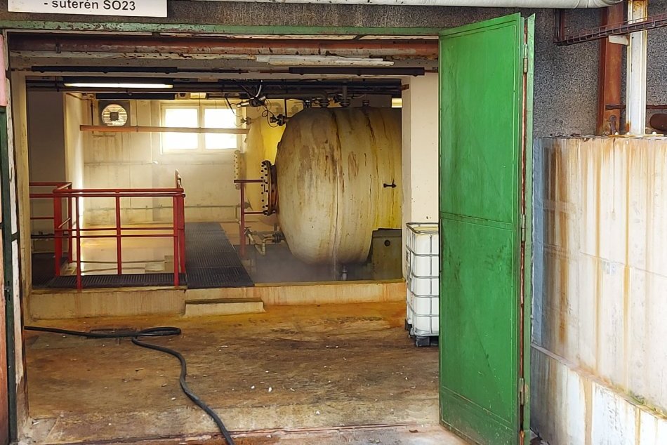 Ilustračný obrázok k článku Poplach v Leopoldove: Z poškodenej nádrže začala unikať kyselina, FOTO