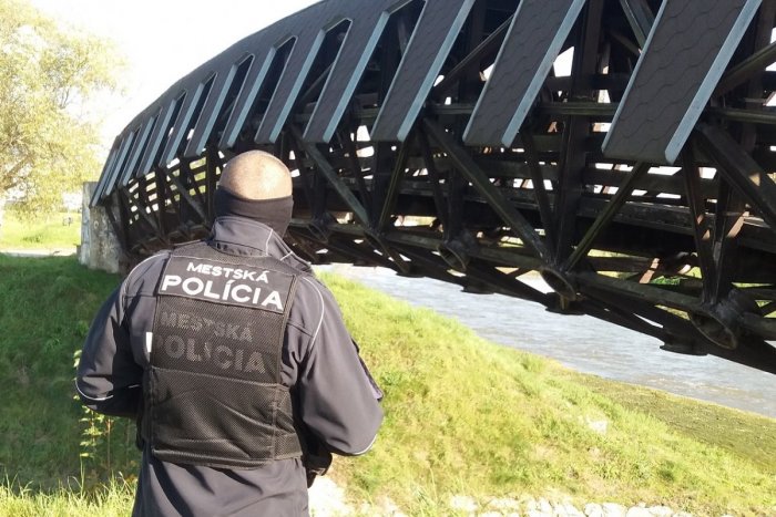 Ilustračný obrázok k článku Trojica mladíkov si našla nevhodnú zábavku: Sila, čo robili na moste vo Zvolene