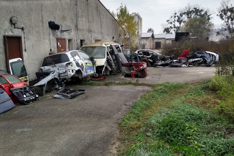 Ilustračný obrázok k článku Odhalili ďalšiu nelegálnu skládku. Vrakovisko vzniklo na dvore bývalého družstva, FOTO