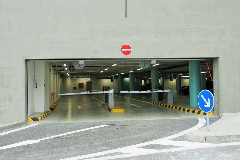 Ilustračný obrázok k článku ZMENA v obchodnom centre, ktorá vodičov nepoteší: Parkovanie zdarma je už KRATŠIE