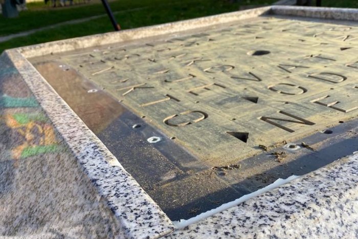 Ilustračný obrázok k článku Odsúdeniahodný čin v Bystrici: Zničené dielo a škoda za tisíce eur, FOTO