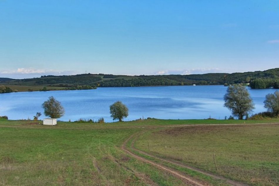 Ilustračný obrázok k článku Má unikátne pamiatky aj vodnú nádrž: Spoznávate známu obec pri Lučenci? FOTO